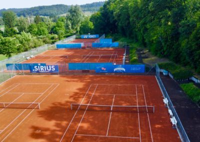 Tennisanlage des TC Rebberg Radolfzell. Drohnenaufnahme aller fünf Tennisplätze in sehr gepflegtem Zustand.